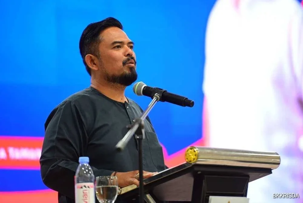 Manndzri ketika menyampaikan ucapan sempena Program Ihya Ramadan Parlimen Tenggara di Dewan Serbaguna Taman Kota Jaya, Kota Tinggi pada Sabtu.