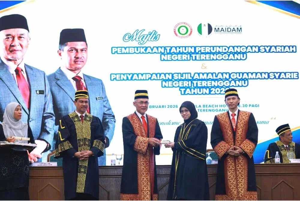 Zulkifli (tengah) menyampaikan sijil Amalan Peguam Syarie Negeri Terengganu kepada peserta yang hadir sempena Majlis Pembukaan Tahun Perundangan Syariah Negeri Terengganu 2026 di Kuala Terengganu pada Ahad.