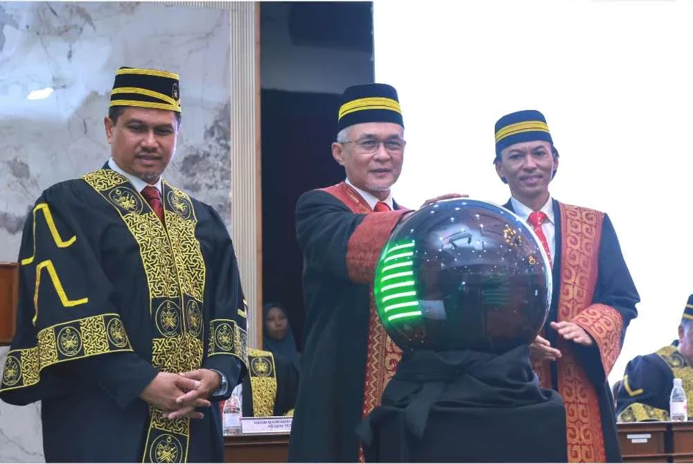 Zulkifli (tengah) bersama Ketua Pegawai Eksekutif MAIDAM, Profesor Madya Datuk Dr Ahmad Azrin Adnan (kanan) dan Ketua Hakim Syarie Terengganu, Wan Abd Malik Wan Sidek (kiri) ketika melancarkan Sistem Pengurusan Peguam Syarie dalam majlis diadakan di Kuala Terengganu pada Ahad.