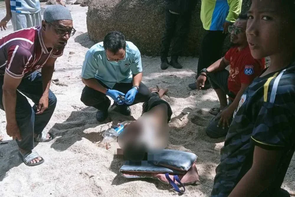 Keadaan cemas apabila seorang kanak-kanak dilaporkan lemas ketika terjatuh sewaktu bermain air di Pantai Pasir Hitam, Langkawi pada Sabtu. FOTO: FB Zulfadli Master