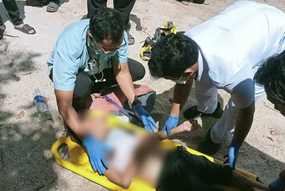 Mangsa diberikan rawatan selepas berjaya dibawa naik ke tepi pantai. 