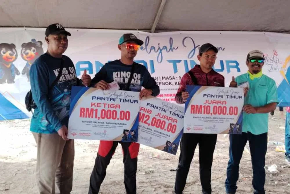 Yusuf (kanan) bersama pemenang pertandingan JJPT Pantai Senok.