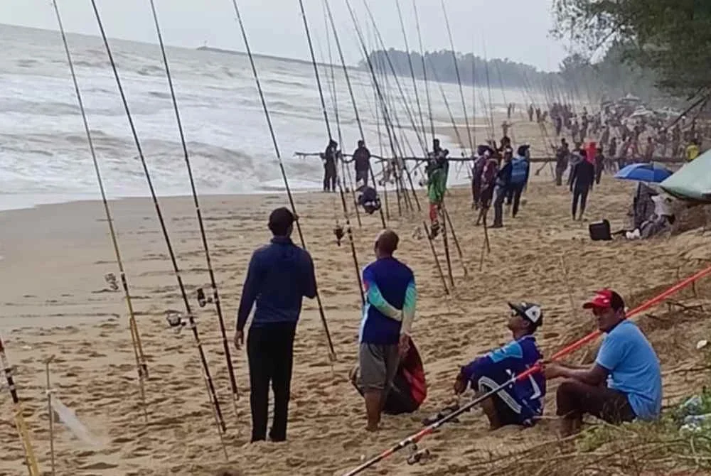 Sebahagian peserta yang menyertai pertandingan memancing JJPT di Pantai.
