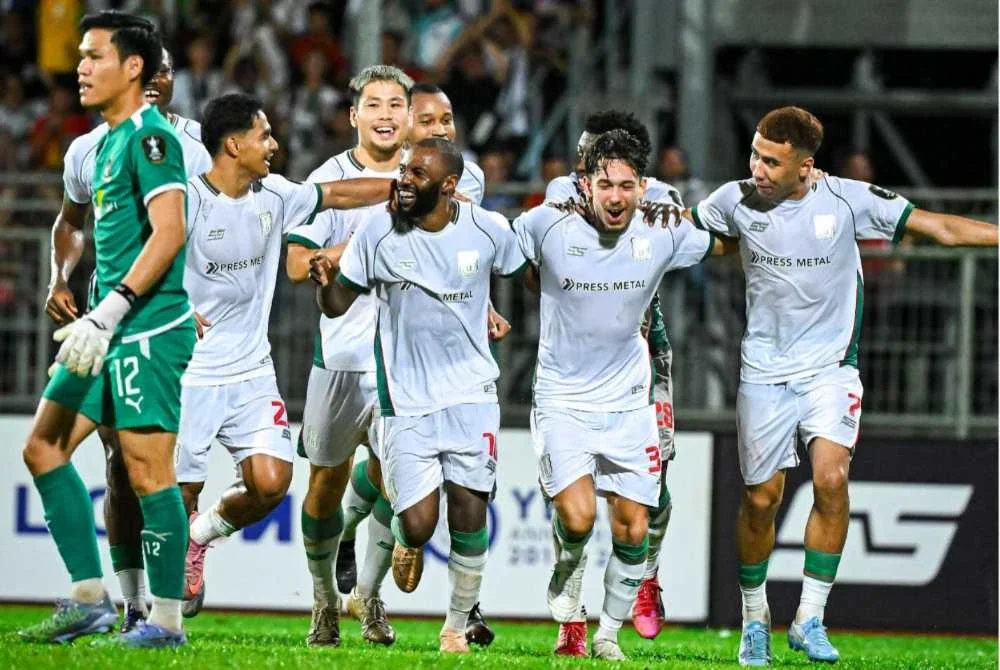 Pemain Kuching City meraikan gol ketiga pasukan yang dijaringkan Gabriel Palmero (dua kanan) pada suku akhir kedua Piala Malaysia. FOTO: Kuching City FC