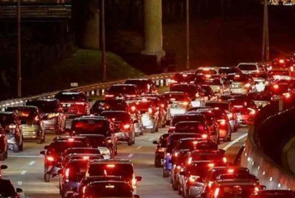 Beberapa jajaran utama lebuh raya di seluruh negara dilaporkan masih bergerak perlahan malam ini akibat kemalangan dan pertambahan jumlah kenderaan. Gambar hiasan 