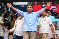 Tarique disambut sorakan penyokongnya semasa berkempen di Dhaka. - Foto AFP