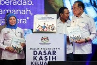 Anwar (kanan) dan Nancy (kiri) semasa program Peluncuran DKKN dan SIKR di Dewan Seri Perdana, ILKKM Sultan Azlan Shah, Ipoh pada Sabtu.