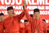 Hamzah (kiri) berkemungkinan besar bakal menubuhkan parti politik baharu sekiranya Lembaga Disiplin Bersatu nekad memecat beliau pada Khamis ini.