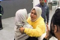 Norida (kanan) berpelukan dengan ahli keluarga selepas selamat tiba di tanah air. Foto: Facebook Shamsul Anuar Nasarah