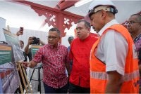 Anthony mendengar taklimat mengenai projek-projek perkeretaapian yang sedang dilaksanakan di Seremban.