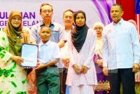 Siti Norina (kiri) pada Majlis Penyerahan Surat Tawaran SBP Kepada Murid Orang Asli di Dewan Seri Tunjong, JPN Kelantan, Kota Bharu pada Ahad.Foto SINAR HARIAN/HAZELEN LIANA KAMARUDIN