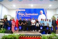 Manndzri (tengah) bergambar pada Program Ihya Ramadan Parlimen Tenggara di Dewan Serbaguna Taman Kota Jaya, Kota Tinggi pada Sabtu.