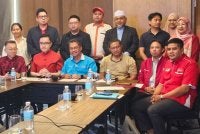 Mustapha (duduk, tiga dari kiri) dalam sidang akhbar PH Sabah di Kota Kinabalu.