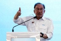 Anwar ketika berucap pada Majlis Pecah Tanah Projek Pembinaan Bangunan Tambahan Hospital Pontian di sini hari ini. - Foto: Bernama