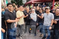 Nik Nazmi (dua dari kanan) bersama Rodziah, Zahari dan Wong Chen (dua dari kiri) - Nanti pilih Foto Mohd Halim Abdul Wahid
