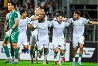 Pemain Kuching City meraikan gol ketiga pasukan yang dijaringkan Gabriel Palmero (dua kanan) pada suku akhir kedua Piala Malaysia. FOTO: Kuching City FC