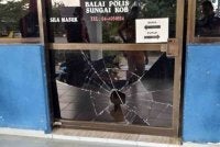 Keadaan pintu kaunter aduan Balai Polis Sungai Kob, Kulim pecah akibat tindakan seorang wanita yang cetus provokasi.