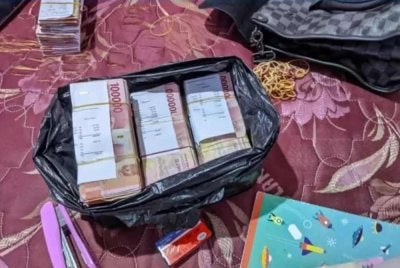 Pemandu pulangkan wang milik penumpang tertinggal dalam teksinya. Foto Agensi