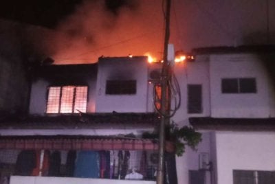 Sebuah rumah di Taman Baiduri, Banting terbakar pada pagi Ahad.