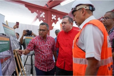 Anthony mendengar taklimat mengenai projek-projek perkeretaapian yang sedang dilaksanakan di Seremban.