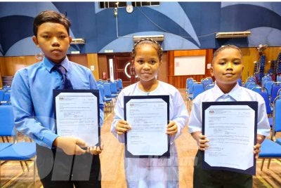 Nur Muhammad Al Khawarizmi (kiri) dan Muhammad Putra Faizul ditawarkan ke SM Tengku Muhammad Faris Petra, manakala Nor Christina ke SM Sains Gua Musang.