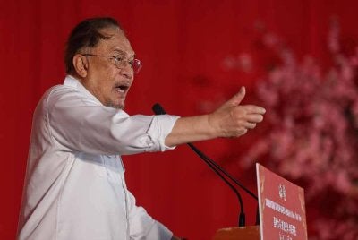  Perdana Menteri Datuk Seri Anwar Ibrahim berucap ketika hadir pada Sambutan Tahun Baharu Cina Bersama Warga Tambun di Dewan Sekolah Jenis Kebangsaan Cina (SJKC) Chong Hwa Kanthan pada Ahad. 