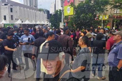 Orang ramai dilaporkan mula memenuhi jalan sekitar Kompleks Sogo di ibu negara bagi menyertai Himpunan #TangkapAzamBaki yang dijadualkan berlangsung petang ini.