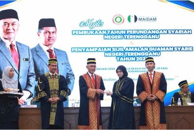 Zulkifli (tengah) menyampaikan sijil Amalan Peguam Syarie Negeri Terengganu kepada peserta yang hadir sempena Majlis Pembukaan Tahun Perundangan Syariah Negeri Terengganu 2026 di Kuala Terengganu pada Ahad.
