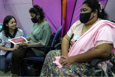 Nie Ching (kiri), menyampaikan bantuan kepada penduduk yang terjejas dalam kebakaran Kampung Orang Asli Teluk Jawa yang ditempatkan di Pusat Pemindahan Sementara (PPS) Dewan Muafakat Megah Ria di Johor Bahru, hari ini. Foto Bernama
