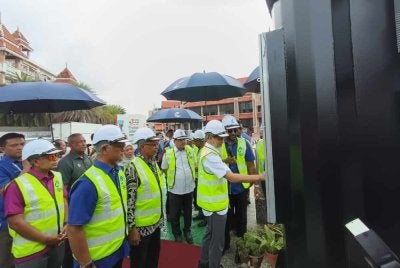Mohd Nurkhuzaini (dua, kanan) ketika menyempurnakan pelancaran Projek Rintis Struktur Tiang Pintar 5G (Intelligent Pole – IP) di pekarangan Pasar Kedai Payang di Kuala Terengganu pada Ahad.