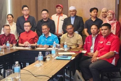 Mustapha (duduk, tiga dari kiri) dalam sidang akhbar PH Sabah di Kota Kinabalu.