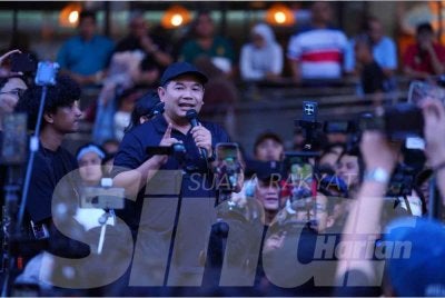 Rafizi ketika berucap pada Himpunan dan Lawan: #TangkapAzamBaki di hadapan Kompleks Sogo pada Ahad. - Foto: SINAR HARINA/MOHD HALIM ABDUL WAHID