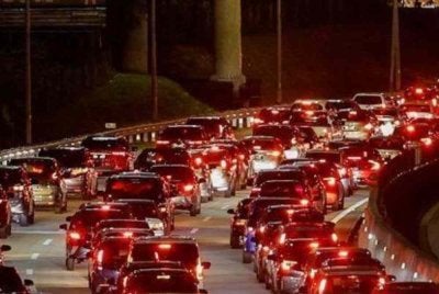 Beberapa jajaran utama lebuh raya di seluruh negara dilaporkan masih bergerak perlahan malam ini akibat kemalangan dan pertambahan jumlah kenderaan. Gambar hiasan 