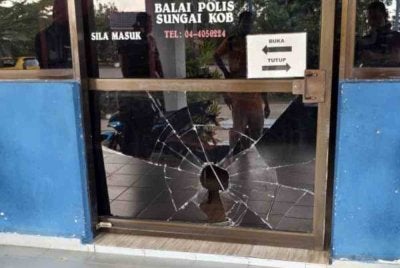 Keadaan pintu kaunter aduan Balai Polis Sungai Kob, Kulim pecah akibat tindakan seorang wanita yang cetus provokasi.