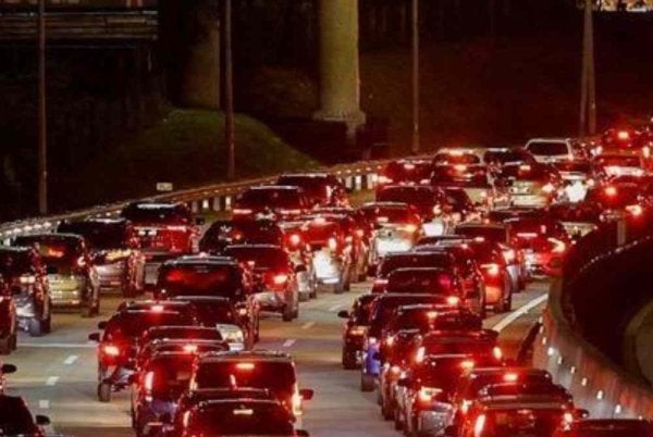 Beberapa jajaran utama lebuh raya di seluruh negara dilaporkan masih bergerak perlahan malam ini akibat kemalangan dan pertambahan jumlah kenderaan. Gambar hiasan 