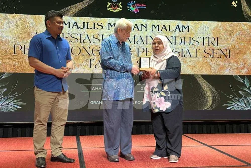 Kamarudin (tengah) diiringi Mohd Azwan (kiri) menyampaikan penghargaan kepada pemain industri pelancongan.
Foto: SINAR HARIAN/ADILA SHARINNI WAHID