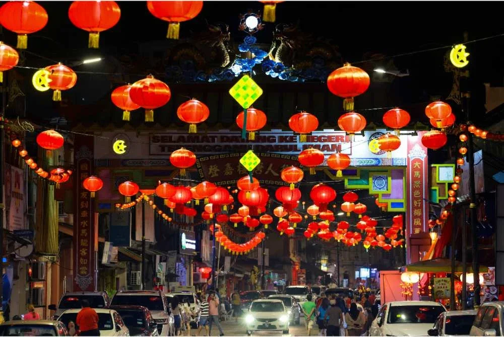 Pelbagai dekorasi bagi memeriahkan sambutan Tahun Baharu Cina yang akan diraikan Selasa ini. Foto Bernama