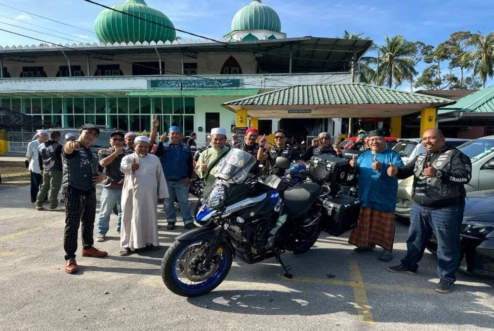 Jemaah masjid bersama ahli Tamada dan motosikal berkuasa tinggi. 