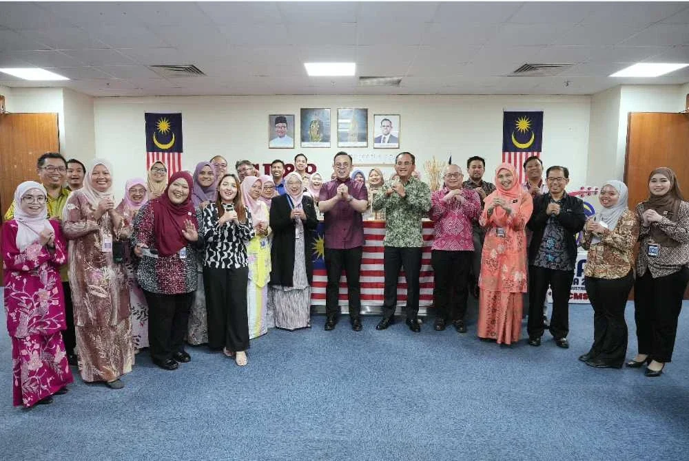 Steven turun mengunjungi setiap jabatan dan unit di bawah Kuskop bagi mengedarkan limau mandarin kepada pegawai serta menjelaskan asal-usul dan makna tradisi pemberian limau sempena Tahun Baharu Cina.