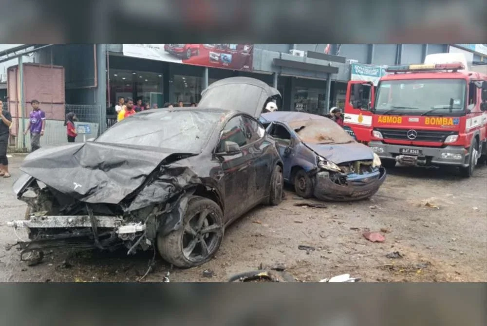 Keadaan kereta yang terlibat dalam kemalangan membabitkan empat kenderaan di Jalan Tengku Ismail pada Ahad. Foto Polis Temerloh