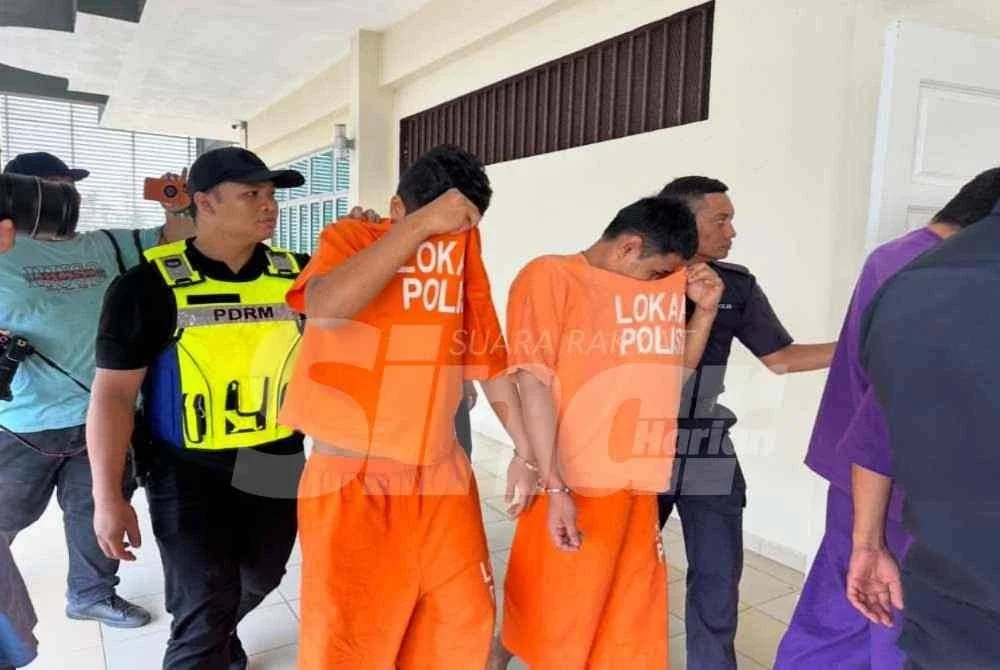 Muhamad Afezi (tiga dari kiri) dan Muhamad Ikhmal (dua dari kanan) yang tiba bagi mendengar pertuduhan di mahkamah.
Foto: SINAR HARIAN/ADILA SHARINNI WAHID