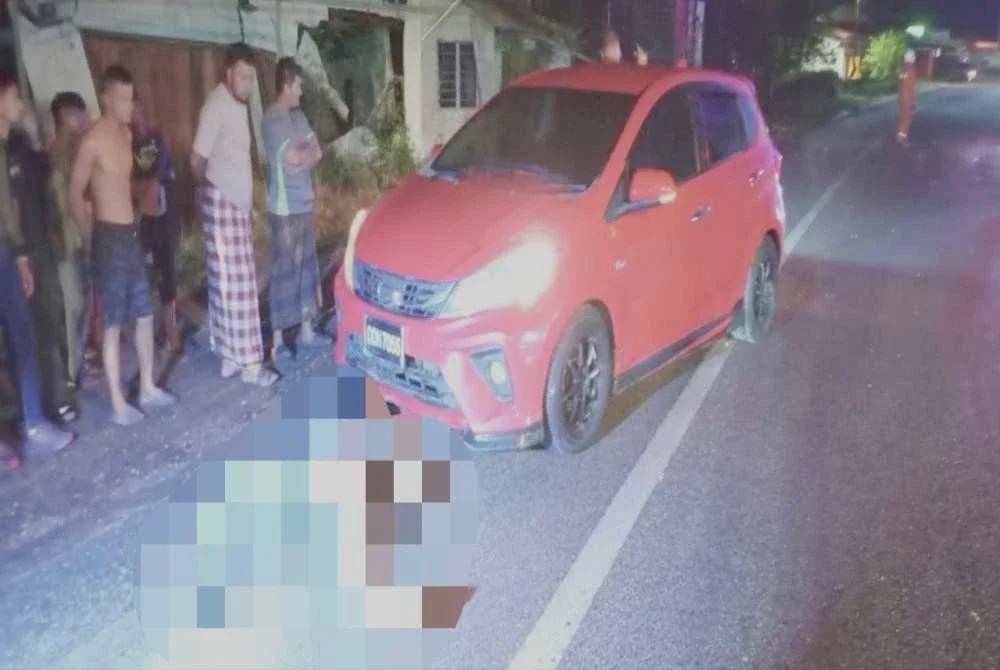 Seorang lelaki maut dipercayai tercampak keluar melalui cermin hadapan selepas kereta dipandunya terbabas dan terbakar di Kampung Wakaf Raja, Pasir Puteh pada Isnin.Foto:JBPM
