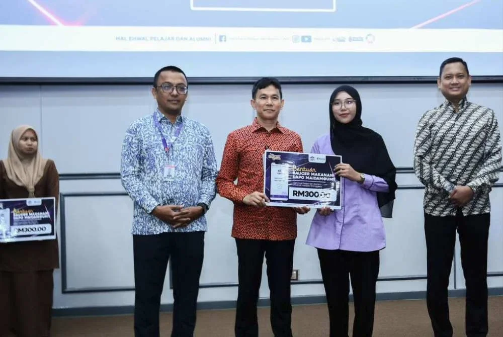 Mohd Izani menyampaikan baucar makanan bernilai RM300 kepada penerima sempena Majlis Penzahiran Iltizam HEPA di UMT, pada Isnin.