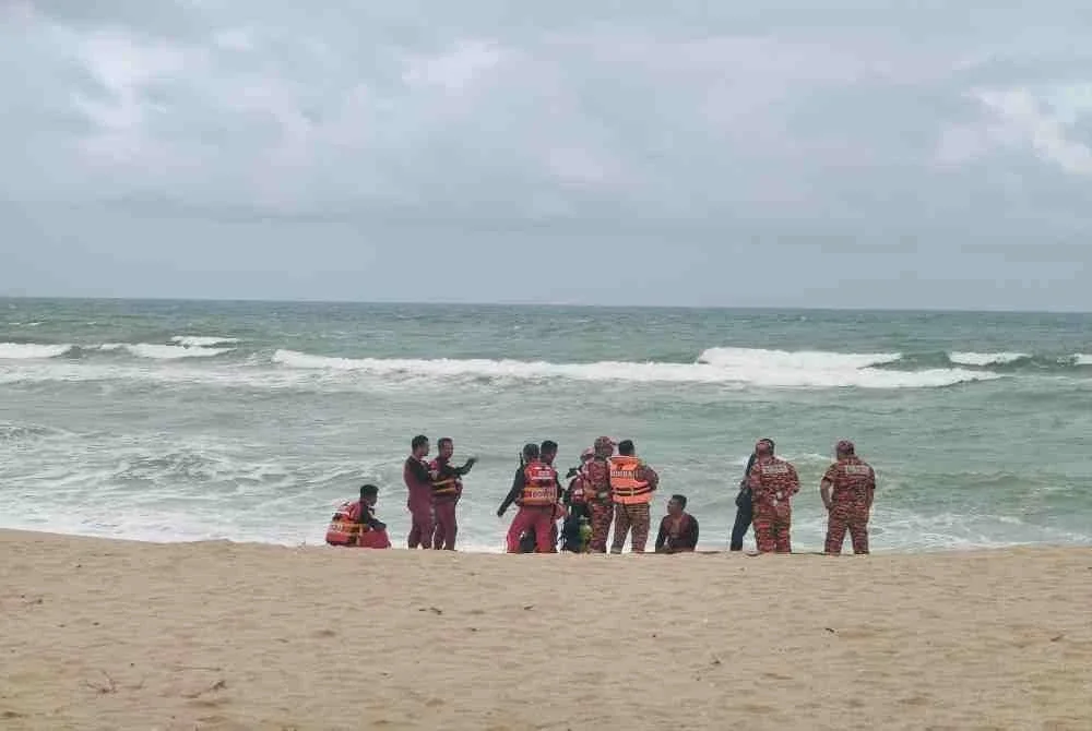 Pasukan penyelamat berusaha mengesan mangsa yang hilang di Pantai Batu Buruk, Kuala Terengganu.