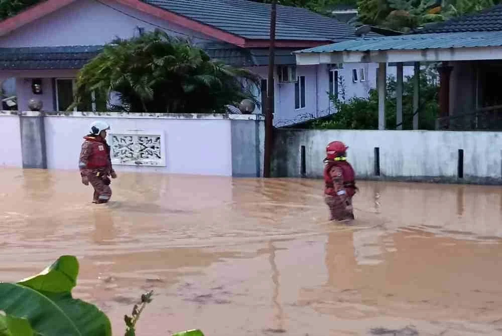 Anggota bomba akan terus memantau keadaan cuaca serta kawasan berisiko bagi memastikan keselamatan penduduk sentiasa terjamin.