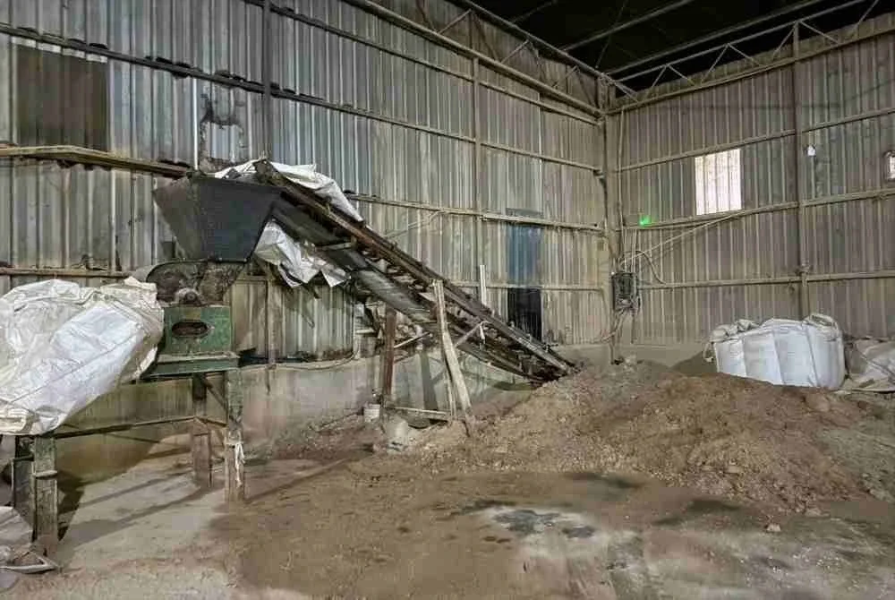 47,000 kg baja sebatian dan kimia dirampas dalam serbuan pada Isnin.