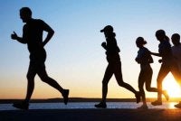 Berjalan di taman, berbasikal di laluan yang redup atau sekadar berada di ruang hijau melibatkan deria kita dengan cara yang tidak dapat ditandingi oleh skrin telefon bimbit atau komputer riba. Foto hiasan.