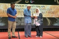 Kamarudin (tengah) diiringi Mohd Azwan (kiri) menyampaikan penghargaan kepada pemain industri pelancongan.
Foto: SINAR HARIAN/ADILA SHARINNI WAHID