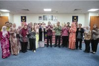 Steven turun mengunjungi setiap jabatan dan unit di bawah Kuskop bagi mengedarkan limau mandarin kepada pegawai serta menjelaskan asal-usul dan makna tradisi pemberian limau sempena Tahun Baharu Cina.