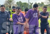 Mohd Fairul Mu’min (dua dari kiri) dan Mohd Azman (dua dari kanan) ketika tiba di mahkamah untuk mendengar pertuduhan. 